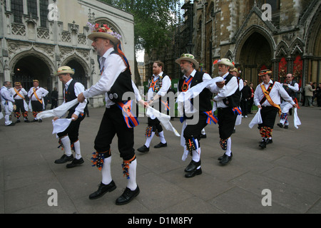 Morris Dancers vor Westminster Abbey, London, UK Stockfoto