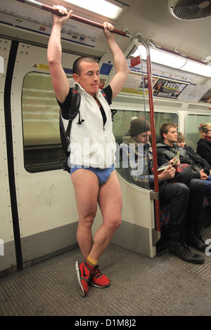 Teilnehmer von "No Hose auf u-Bahnfahrt" Flashmob, London Stockfoto