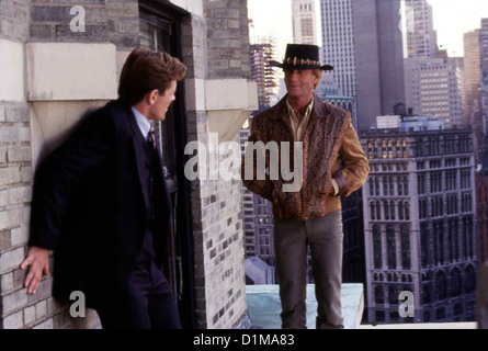 Crocodile Dundee 2 Crocodile Dundee (Teil Ii) Vincent Jerosa, Paul Hogan Bei Einem Spaziergang Auf Den Fenstersimsen eines Stockfoto