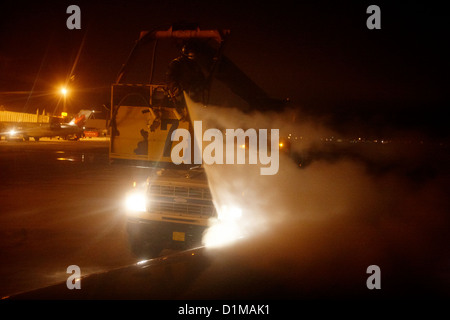 Fahrzeug Enteisen Flugzeugflügeln nachts bei Regina Flughafen Saskatchewan canada Stockfoto