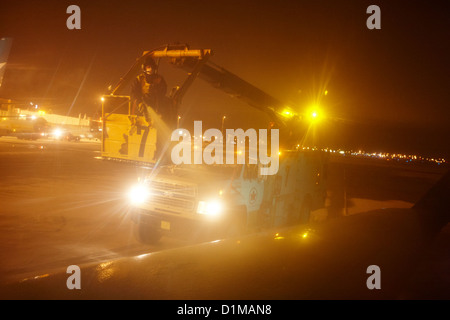 Fahrzeug Enteisen Flugzeugflügeln nachts bei Regina Flughafen Saskatchewan canada Stockfoto