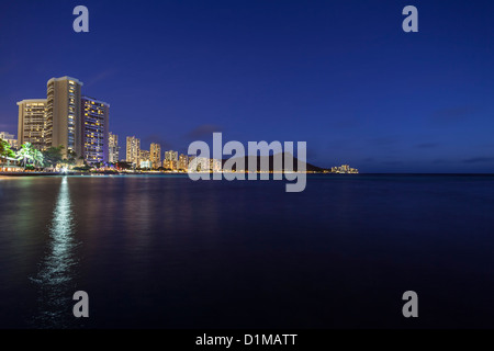 Waikiki Beach Honolulu Hawaii-Resort-Hotels und Diamond Head Peak in der Nacht. Stockfoto