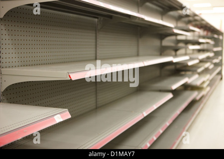 Leere Regale in einem Geschäft in Saskatoon Saskatchewan Kanada Stockfoto