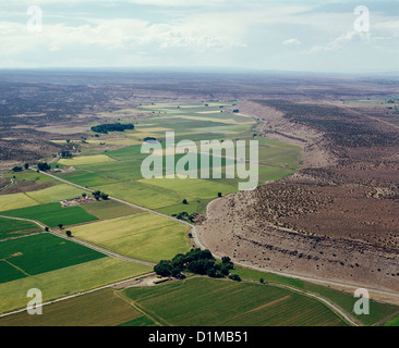 Trockenes LAND MIT bewässerten Flächen Stockfoto