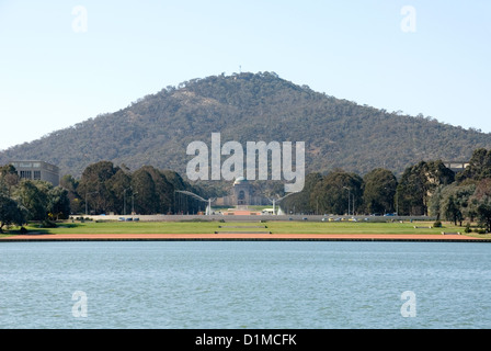 Ein Blick auf die National War Memorial Anzac Avenue und dem Mt Ainslie, eingefangen vom Ufer des Lake Burley Griffin, Canberra Stockfoto