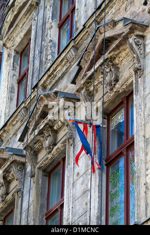 Typische alte äußere Fassade vor der Renovation im Prenzlauer Berg in Berlin, Deutschland Stockfoto