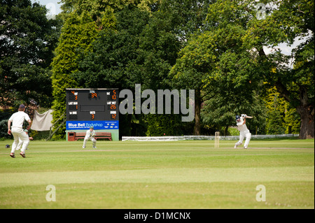 Spiel der Cricket an einem Sommer-Nachmittag in einem englischen Dorf. Cheshire. Stockfoto