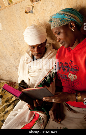 Eine Frau liest mit ihrem Priester in Ankober, Äthiopien. Stockfoto