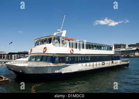 Eine Personenfähre angedockt im Hafen von Sydney, Australien Stockfoto