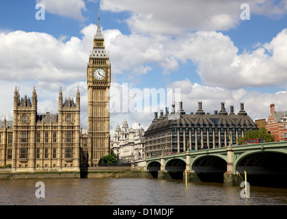 Aus betrachtet der Palace of Westminster, mit Elizabeth Tower und Westminster Bridge über die Themse. Stockfoto