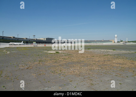 Das Vorfeld des ehemaligen Flughafen Tempelhof in Berlin zu einem öffentlichen Park, Deutschland umgewandelt wurde Stockfoto