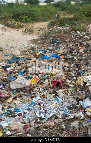 Injektionsnadeln mit Nadeln in Müll in der indischen Landschaft geworfen. Andhra Pradesh, Indien Stockfoto