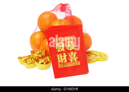 Chinese New Year Ornamente und Orangen auf weißem Hintergrund Stockfoto