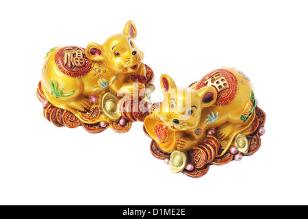 Chinesische goldene Ratte mit Goldmünzen und Goldbarren auf weißem Hintergrund Stockfoto