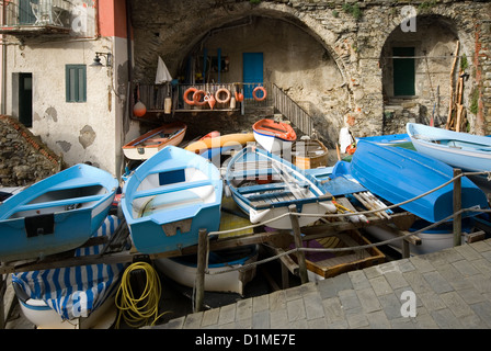 Kleine Fischerboote gelagert auf Gestellen, in dem malerischen Fischerdorf Dorf von Riomaggiore Cinque Terre, Italien Stockfoto