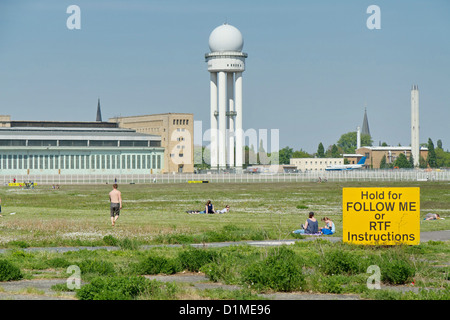 Gelbe Wegweiser auf dem ehemaligen Flughafen Tempelhof in Berlin, Deutschland Stockfoto