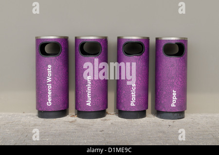 Separate recycling-Behälter in Singapur Stockfoto