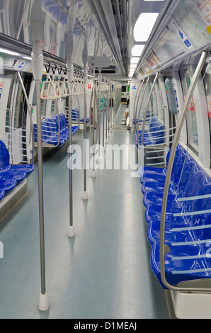 Im Inneren ein Mass Rapid Transit Zug Wagen in Singapurs u-Bahn Stockfoto