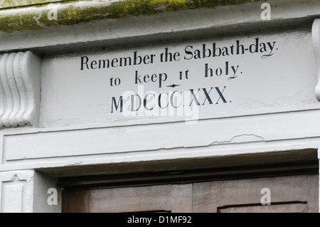 Inschrift über dem Eingang einer Kirche, erbaut 1830: "Denken Sie daran den Sabbattag, um ihn heilig zu halten" Stockfoto