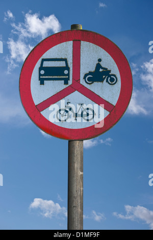 Polnische Straßenschild, Verbot für Motorräder, Mopeds und Autos, Polen, Europa, Hintergrund Himmel Stockfoto