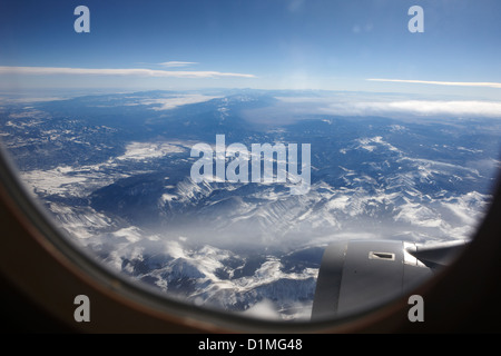 Blick aus Fenster der Flugzeuge fliegen über Rocky Mountains in den USA Stockfoto