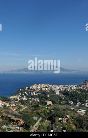 Vico Equense. Italien. Die kleine Küstenstadt Stadt von Vico Equense mit Blick auf die Bucht von Neapel & Mount Vesuvius Vulkan. Stockfoto