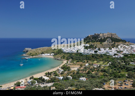 Lindos. Rhodos. Dodekanes-Inseln. Griechenland. Blick auf die Akropolis & Lindos Strand. Stockfoto