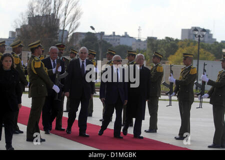 29. Dezember 2012 - Ramallah, Westjordanland, Palästinensische Autonomiegebiete - Generalsekretär der arabischen Liga Nabil Elaraby, während einer Feier der Ankunft in der Westbank Ramallah, 29. Dezember 2012 (Credit-Bild: © Issam Rimawi/APA Images/ZUMAPRESS.com) Stockfoto