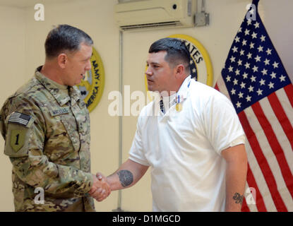 US-Armee Generalmajor William C. Mayville Jr., des Kommandierenden Generals des Regional Command-Ost, gratuliert Jeffrey Creaser, eine zivile Food-Service-Manager in Afghanistan, nachdem er die US-Verteidigungsminister-Medaille für die Verteidigung der Freiheit in Bagram Air Field, Afghanistan, 28. Dezember 2012 vergeben wird.  (Kredit-Bild: © Luftwaffe Armee Marine News / Alamy) Stockfoto