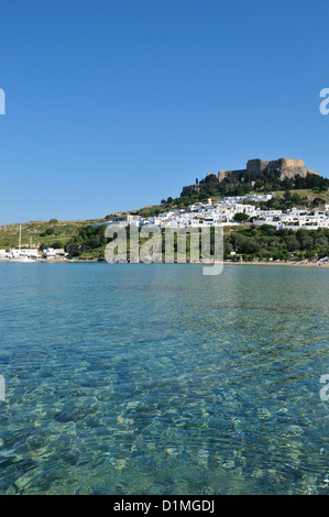 Lindos. Rhodos. Dodekanes-Inseln. Griechenland. Blick auf die Akropolis & Lindos Strand. Stockfoto