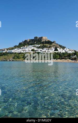 Lindos. Rhodos. Dodekanes-Inseln. Griechenland. Blick auf die Akropolis & Lindos Strand. Stockfoto