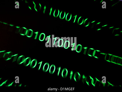 Darstellung der binäre Code-Nummern am Computerbildschirm, London Stockfoto