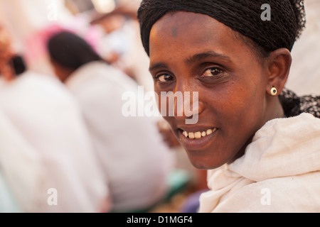 Frau im traditionellen Othodox Kleid mit Gesichts-Tattoos in Debre Markos, Äthiopien. Stockfoto