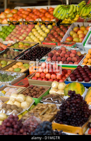 Frisches Obst, farbig angezeigt auf einem Markt in Dubai, Vereinigte Arabische Emirate Stockfoto
