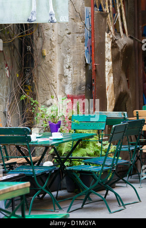 Stühle und Tisch eines Restaurants in einem Hinterhof von den Hackeschen Höfen in Berlin Mitte, Deutschland Stockfoto