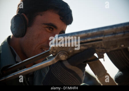 Mitglied Koalition Kraft feuert Markus 44 Minigun während live Fire Training auf einem Sockel in der Provinz Farah, Afghanistan, 29. Dezember 2012. Die Streitkräfte der Koalition, die Durchführung der Ausbildung werden eingesetzt, um zu trainieren und mentor afghanischen nationalen Sicherheitskräfte in ihrem Betrieb. Afghanischen nationalen Sicherheitskräfte haben die Führung in Sicherheits-Operationen mit Koalitionstruppen als Mentoren bringen Sicherheit und Stabilität für die Menschen in der islamischen Republik Afghanistan.U.S statt. Marine Corps Foto Stockfoto