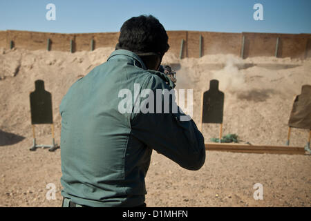 Mitglied Koalition Kraft feuert Markus 44 Minigun während live Fire Training auf einem Sockel in der Provinz Farah, Afghanistan, 29. Dezember 2012. Die Streitkräfte der Koalition, die Durchführung der Ausbildung werden eingesetzt, um zu trainieren und mentor afghanischen nationalen Sicherheitskräfte in ihrem Betrieb. Afghanischen nationalen Sicherheitskräfte haben die Führung in Sicherheits-Operationen mit Koalitionstruppen als Mentoren, Sicherheit und Stabilität für die Menschen in der islamischen Republik Afghanistan bringen statt. US Marine Corps Foto Stockfoto