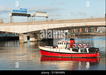 Die rote geschälten touristischen Boot Mona vor Anker in den Fluss Lagan in Belfast Nordirland Vereinigtes Königreich UK Stockfoto