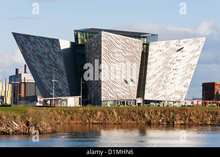 Das schöne äußere des Titanic Museum in Titanic Viertel in der Nähe von Harland und Wolff Werft Belfast Nordirland UK Stockfoto