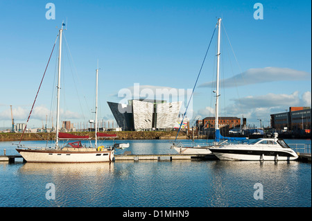 Das schöne äußere des Titanic Museum in Titanic Viertel in der Nähe von Harland und Wolff Werft Belfast Nordirland UK Stockfoto