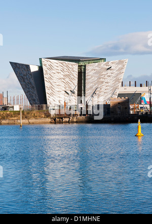 Das schöne äußere des Titanic Museum in Titanic Viertel in der Nähe von Harland und Wolff Werft Belfast Nordirland UK Stockfoto