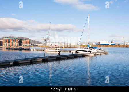 Yachten vertäut am kleinen Jachthafen am Fluss Lagan in der Nähe von Titanic-Museum Belfast County Antrim Nordirland Vereinigtes Königreich UK Stockfoto