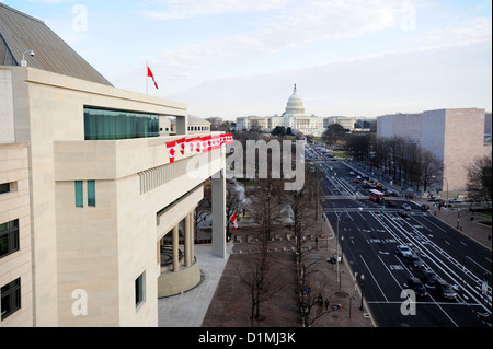 USA-Washington DC Blick entlang der Pennsylvania Avenue in Richtung US-Kapitol und kanadische Botschaft am linken winter Stockfoto