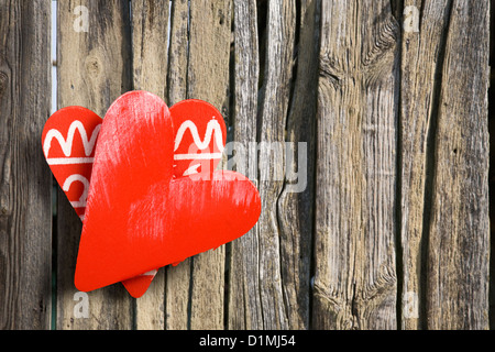 Zwei Herzen auf hölzernen Hintergrund mit Textfreiraum Stockfoto