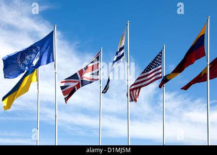 Nationalflaggen auf dem Display neben Lake Burley Griffin, Canberra, Australien Stockfoto