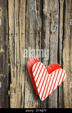 Alten Holzzaun mit zwei Herzen Stockfoto