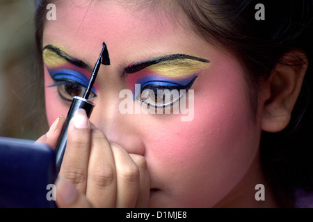 Young balinesische Mädchen bereit für den Tempeltanz Stockfoto