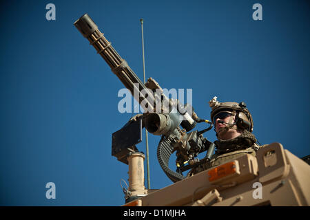 Mitglied Koalition Kraft feuert Markus 44 Minigun während live Fire Training auf einem Sockel in der Provinz Farah, Afghanistan, 29. Dezember 2012. Die Streitkräfte der Koalition, die Durchführung der Ausbildung werden eingesetzt, um zu trainieren und mentor afghanischen nationalen Sicherheitskräfte in ihrem Betrieb. Afghanischen nationalen Sicherheitskräfte haben die Führung in Sicherheits-Operationen mit Koalitionstruppen als Mentoren, Sicherheit und Stabilität für die Menschen in der islamischen Republik Afghanistan bringen statt. US Marine Corps Foto Stockfoto