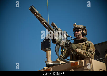 Mitglied Koalition Kraft feuert Markus 44 Minigun während live Fire Training auf einem Sockel in der Provinz Farah, Afghanistan, 29. Dezember 2012. Die Streitkräfte der Koalition, die Durchführung der Ausbildung werden eingesetzt, um zu trainieren und mentor afghanischen nationalen Sicherheitskräfte in ihrem Betrieb. Afghanischen nationalen Sicherheitskräfte haben die Führung in Sicherheits-Operationen mit Koalitionstruppen als Mentoren bringen Sicherheit und Stabilität für die Menschen in der islamischen Republik Afghanistan.U.S statt. Marine Corps Foto Stockfoto