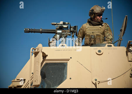 Mitglied Koalition Kraft feuert Markus 44 Minigun während live Fire Training auf einem Sockel in der Provinz Farah, Afghanistan, 29. Dezember 2012. Die Streitkräfte der Koalition, die Durchführung der Ausbildung werden eingesetzt, um zu trainieren und mentor afghanischen nationalen Sicherheitskräfte in ihrem Betrieb. Afghanischen nationalen Sicherheitskräfte haben die Führung in Sicherheits-Operationen mit Koalitionstruppen als Mentoren bringen Sicherheit und Stabilität für die Menschen in der islamischen Republik Afghanistan.U.S statt. Marine Corps Foto Stockfoto